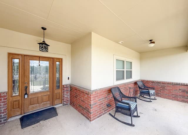 4-bedroom rental at 101 8th St in Natalia, TX — photo 4