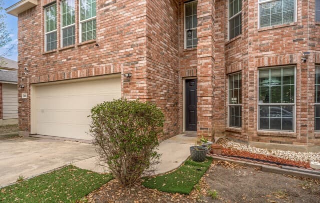 5-bedroom rental at 5406 Duke Fld in San Antonio, TX — photo 2
