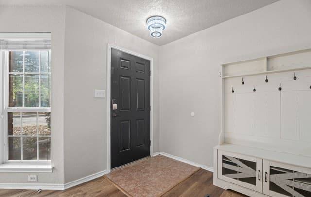 5-bedroom rental at 5406 Duke Fld in San Antonio, TX — photo 3