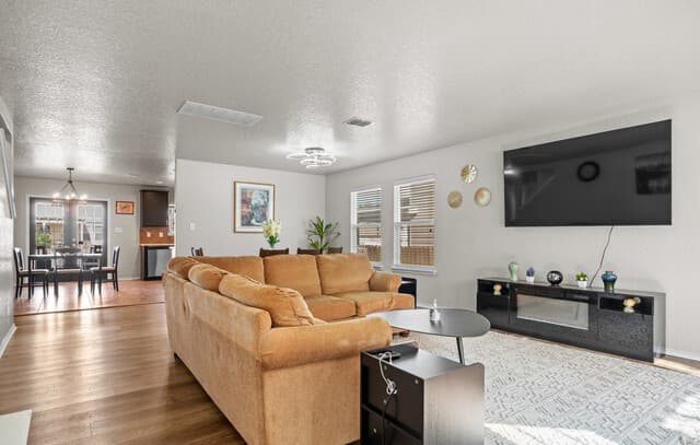 5-bedroom rental at 5406 Duke Fld in San Antonio, TX — photo 4