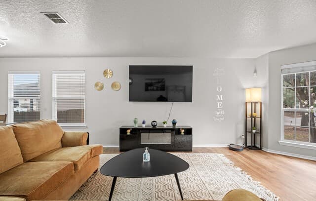 5-bedroom rental at 5406 Duke Fld in San Antonio, TX — photo 5