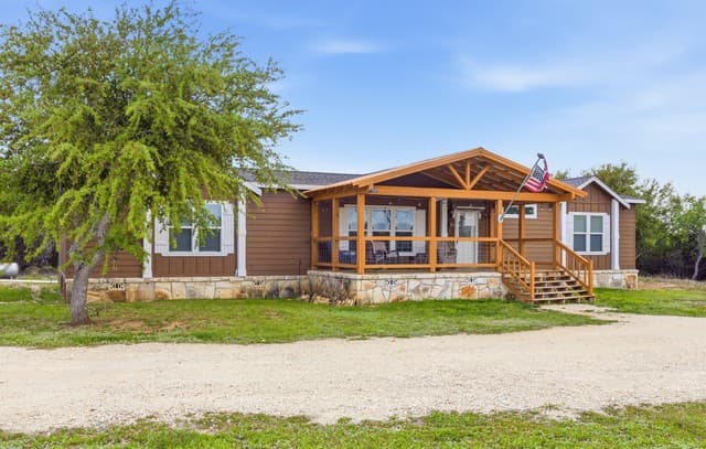 3-bedroom rental at 7870 Ranch Road 165 in Blanco, TX — photo 2