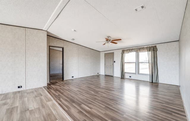 4-bedroom rental at 401 Ala Blanca Dr in Lytle, TX — photo 2