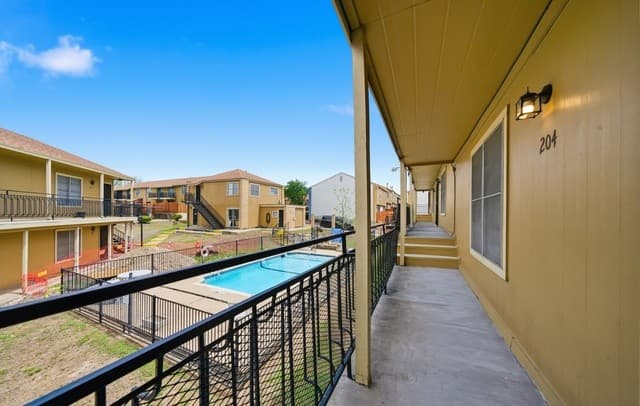 1-bedroom rental at 911 Vance Jackson Unit 204 in San Antonio, TX — photo 2