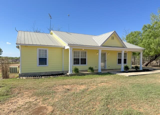 3-bedroom rental at 680 W County Road 678 in Natalia, TX — photo 3