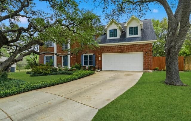 5-bedroom rental at 20103 Sierra Oscura in San Antonio, TX — photo 2