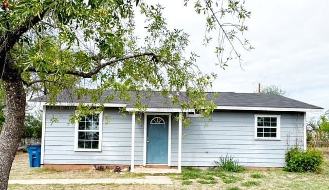2-bedroom rental at 501 Corley Dr in Devine, TX — photo 1