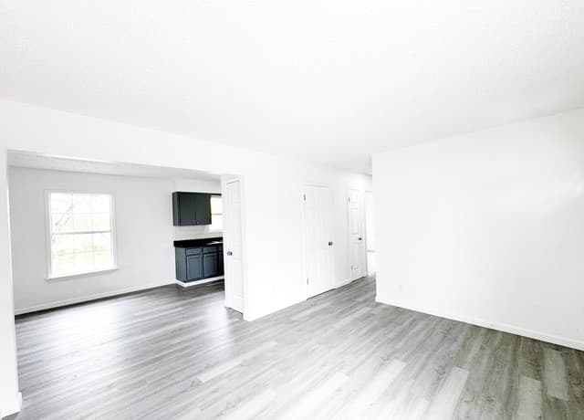 2-bedroom rental at 501 Corley Dr in Devine, TX — photo 2