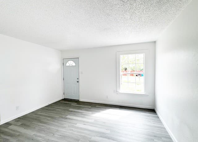 2-bedroom rental at 501 Corley Dr in Devine, TX — photo 5