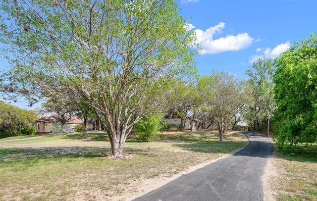 3-bedroom rental at 7806 Shady Hollow Ln in San Antonio, TX — photo 2