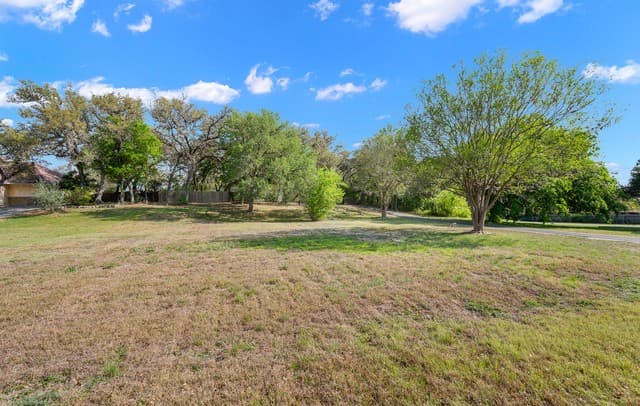 3-bedroom rental at 7806 Shady Hollow Ln in San Antonio, TX — photo 3