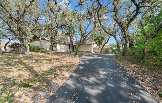 3-bedroom rental at 7806 Shady Hollow Ln in San Antonio, TX — photo 4
