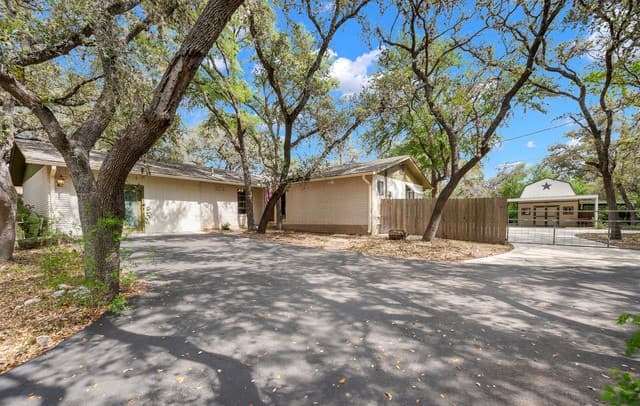 3-bedroom rental at 7806 Shady Hollow Ln in San Antonio, TX — photo 5