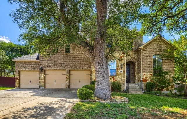 5-bedroom rental at 8706 Woodland Bnd in San Antonio, TX — photo 2