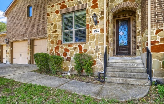 5-bedroom rental at 8706 Woodland Bnd in San Antonio, TX — photo 3