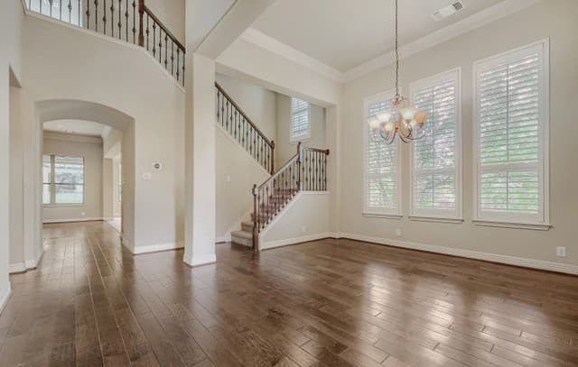 5-bedroom rental at 8706 Woodland Bnd in San Antonio, TX — photo 4