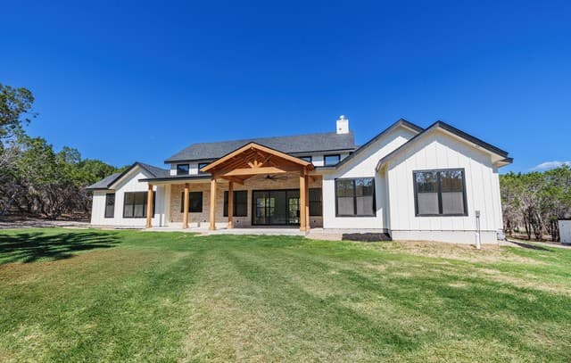 4-bedroom rental at 129 Aermotor Ln in Boerne, TX — photo 2
