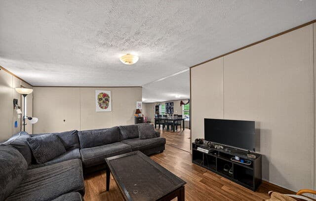 4-bedroom rental at 106 County Road 2672 in Devine, TX — photo 4