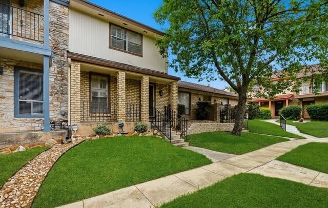 2-bedroom rental at 11303 Vance Jackson Unit H2 in San Antonio, TX — photo 2