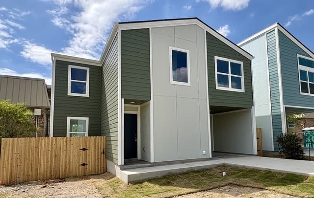 3-bedroom rental at 310 W Evergreen St #108 in San Antonio, TX — photo 1