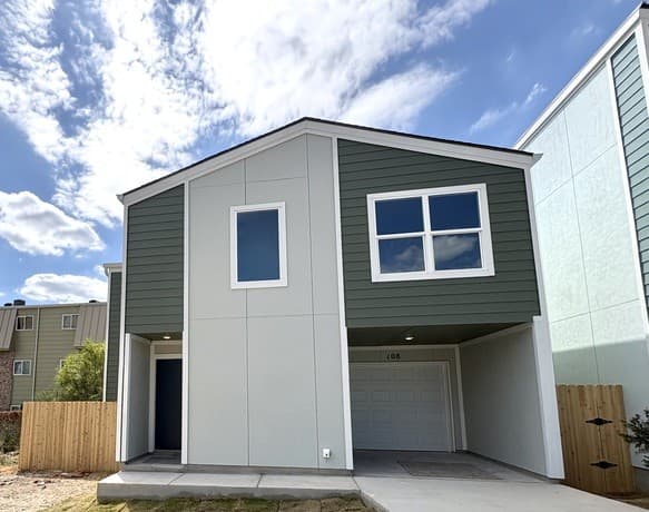 3-bedroom rental at 310 W Evergreen St #108 in San Antonio, TX — photo 2