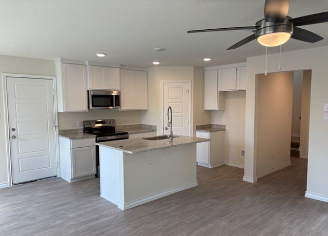 3-bedroom rental at 310 W Evergreen St #108 in San Antonio, TX — photo 3