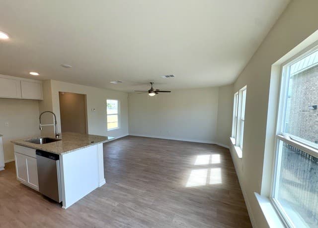 3-bedroom rental at 310 W Evergreen St #108 in San Antonio, TX — photo 4