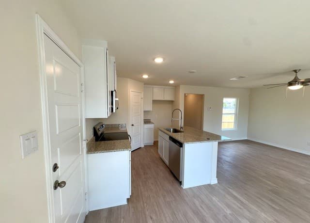 3-bedroom rental at 310 W Evergreen St #108 in San Antonio, TX — photo 5