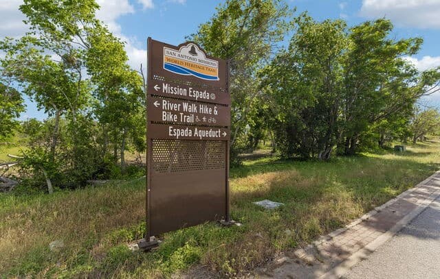 rental at 2328 E Chavaneaux in San Antonio, TX — photo 1