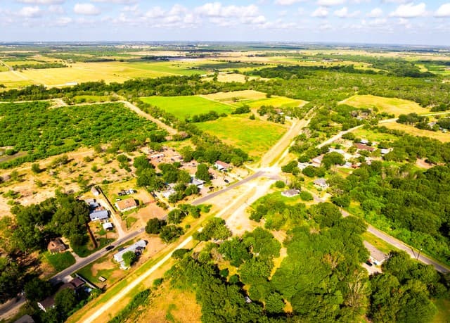 rental at 710 Goliad Rd in Floresville, TX — photo 4