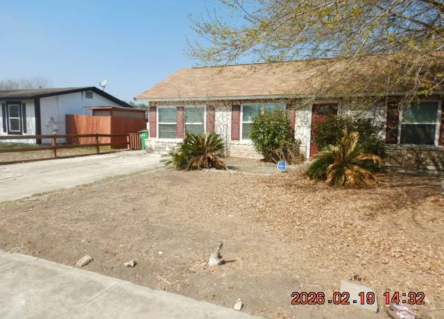3-bedroom rental at 5875 Castle Lk in San Antonio, TX — photo 2