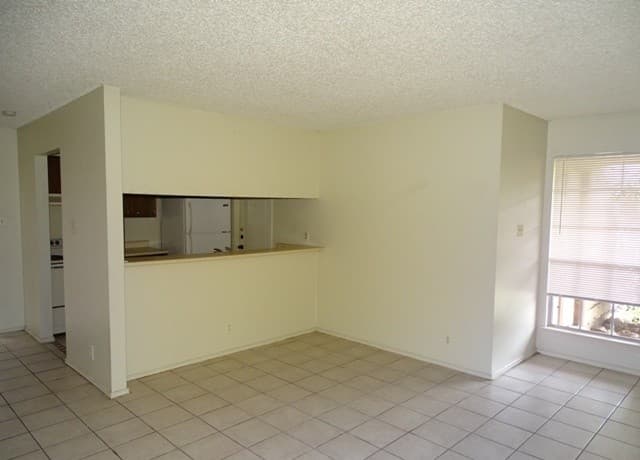 rental at 5215 Meadow Rise St in San Antonio, TX — photo 3