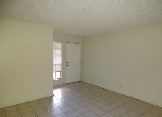 rental at 5215 Meadow Rise St in San Antonio, TX — photo 4