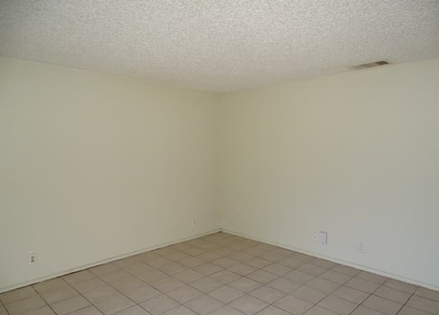 rental at 5215 Meadow Rise St in San Antonio, TX — photo 5