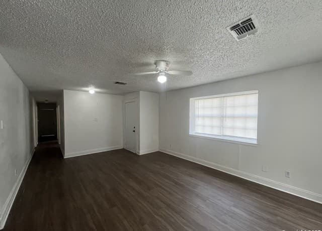 4-bedroom rental at 401 Riverdale Dr in San Antonio, TX — photo 2