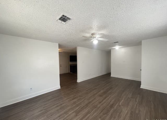 4-bedroom rental at 401 Riverdale Dr in San Antonio, TX — photo 3