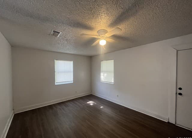 4-bedroom rental at 401 Riverdale Dr in San Antonio, TX — photo 4
