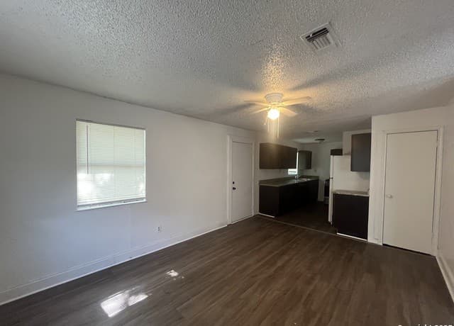 4-bedroom rental at 401 Riverdale Dr in San Antonio, TX — photo 5