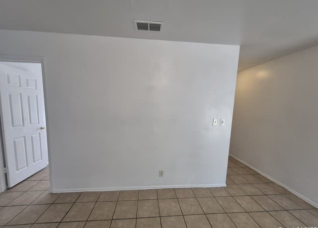 3-bedroom rental at 7319 Glen Cross in San Antonio, TX — photo 2
