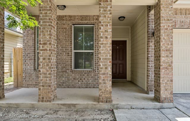5-bedroom rental at 12234 Malkin Pl in San Antonio, TX — photo 3