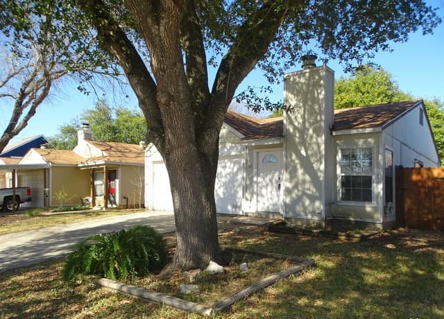 3-bedroom rental at 9819 Valley Villa in San Antonio, TX — photo 2