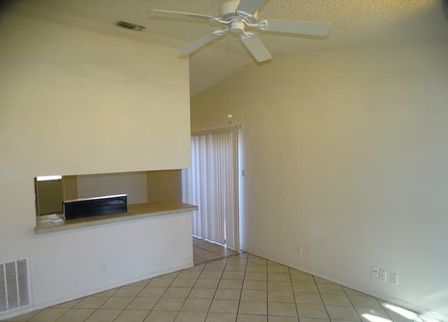 3-bedroom rental at 9819 Valley Villa in San Antonio, TX — photo 3