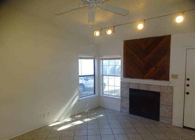 3-bedroom rental at 9819 Valley Villa in San Antonio, TX — photo 4