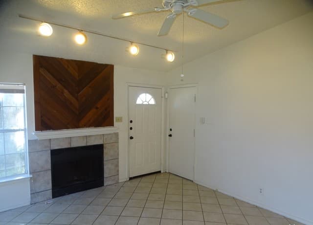 3-bedroom rental at 9819 Valley Villa in San Antonio, TX — photo 5