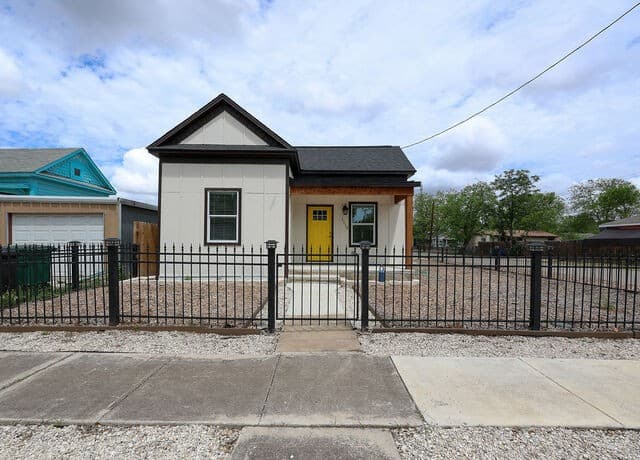 3-bedroom rental at 1113 Burleson in San Antonio, TX — photo 1