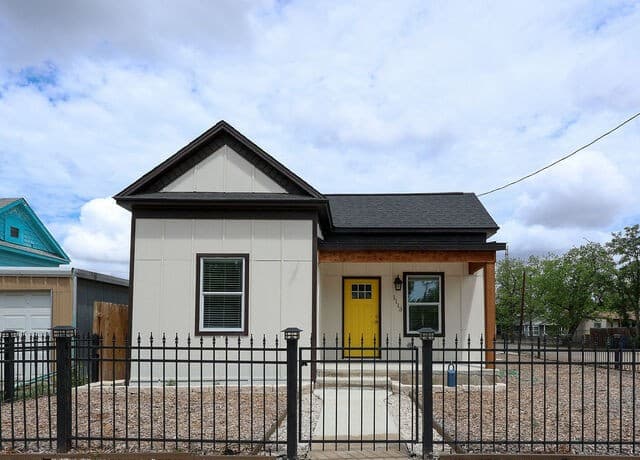 3-bedroom rental at 1113 Burleson in San Antonio, TX — photo 2