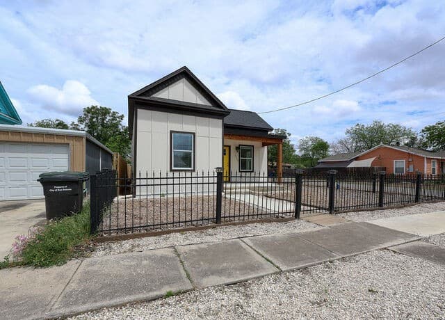 3-bedroom rental at 1113 Burleson in San Antonio, TX — photo 3