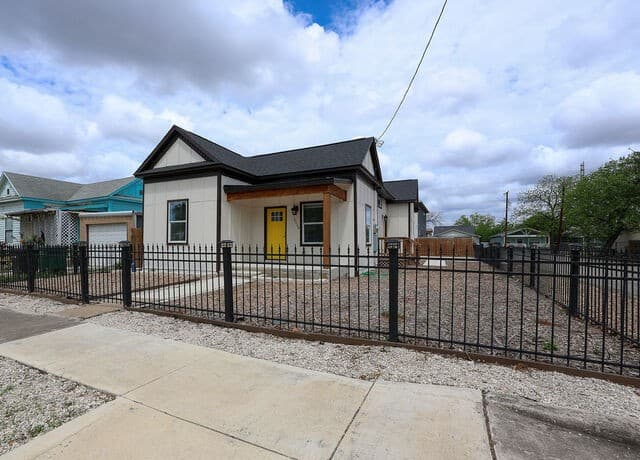 3-bedroom rental at 1113 Burleson in San Antonio, TX — photo 4
