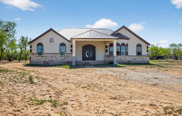 4-bedroom rental at 510 High Mdw in Lytle, TX — photo 1