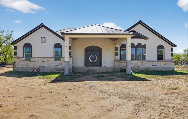 4-bedroom rental at 510 High Mdw in Lytle, TX — photo 2